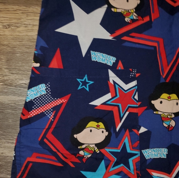 Wonder Woman Scrub Top Size Small - Picture 4 of 10